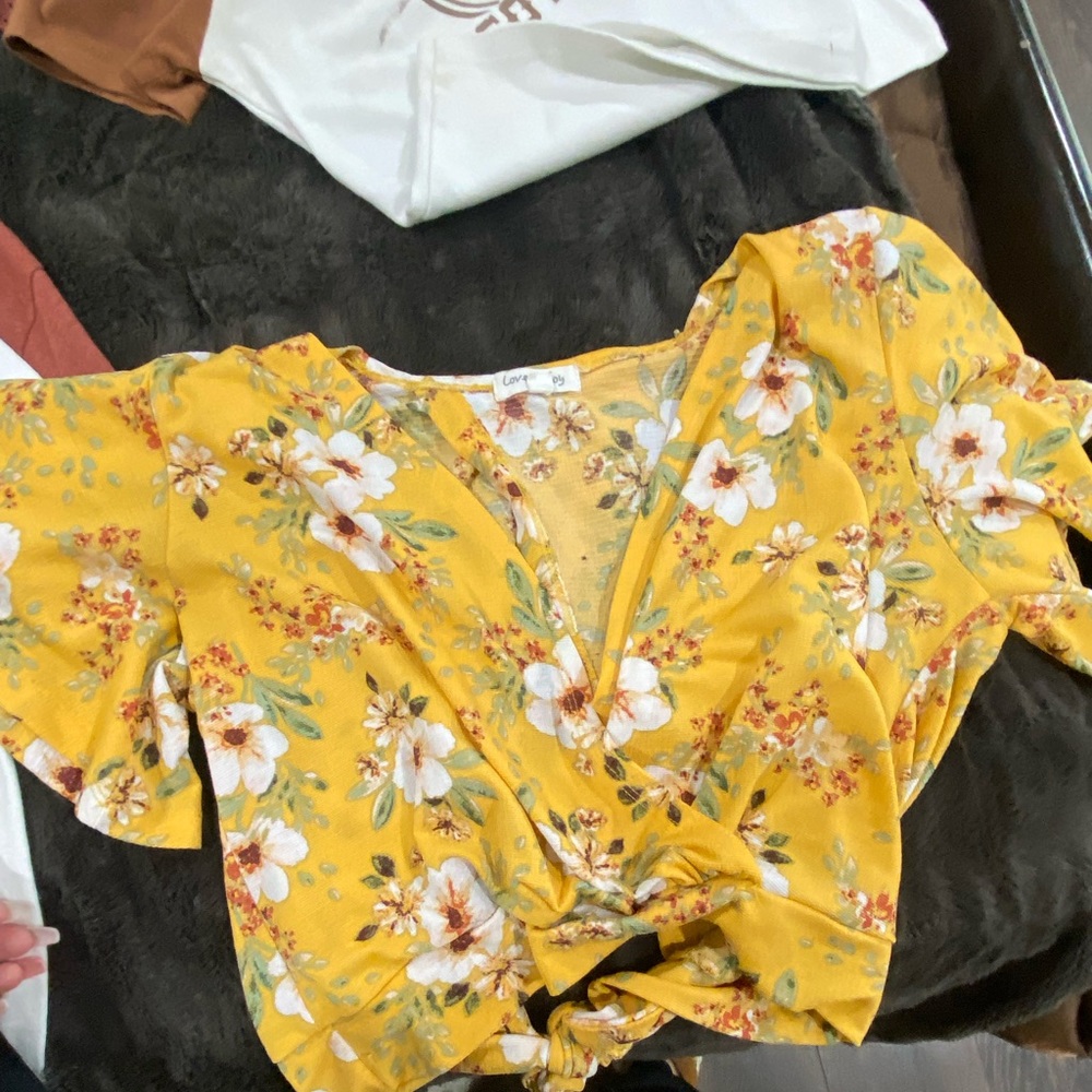Crop top yellow flower shirt